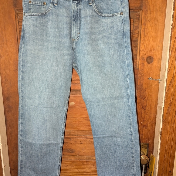 Wrangler Blue Straight Jeans with Classic Denim Texture - Picture 1 of 8